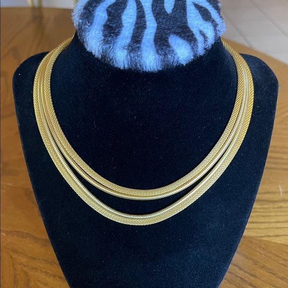 Jewelry - Elegant Gold Necklace